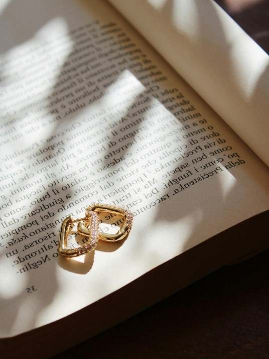 Setting stones
